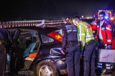 Weinstadt: Pkw rast aus unbekannten Gruenden auf der B29 in Leitplanke - Beifahrerin reanimiert - Baby an der Unfallstelle gesucht